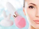 Elektriskā Sejas Attīrīšanas Suka Ierīce Masažieris ar Statīvu, Rozā | Electric Sonic Facial Cleansing Brush...