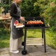 Liels ogļu grils dārzam ar plauktiem un riteņiem, melns