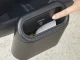 Kompakta automašīnas miskaste ar push vāciņu un stiprinājumu