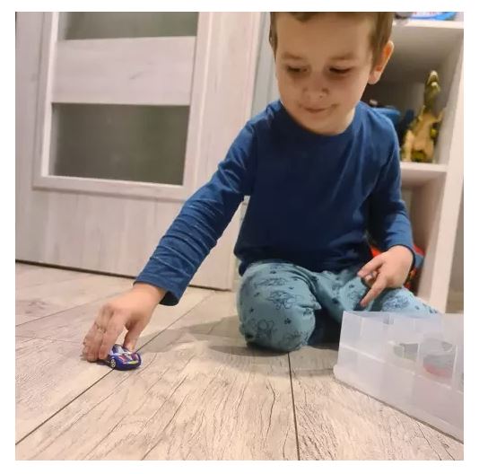 Kruzzel 20352 Metāla rotaļu automašīnu komplekts 1:64, 16 gab.