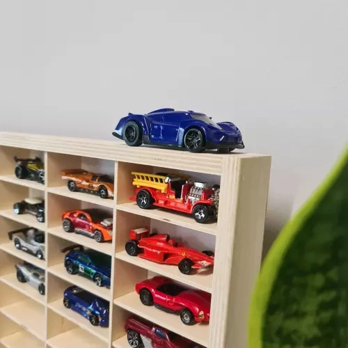 Kruzzel 20233 Koka plaukts rotaļu automašīnām, 80 nodalījumi, Priede