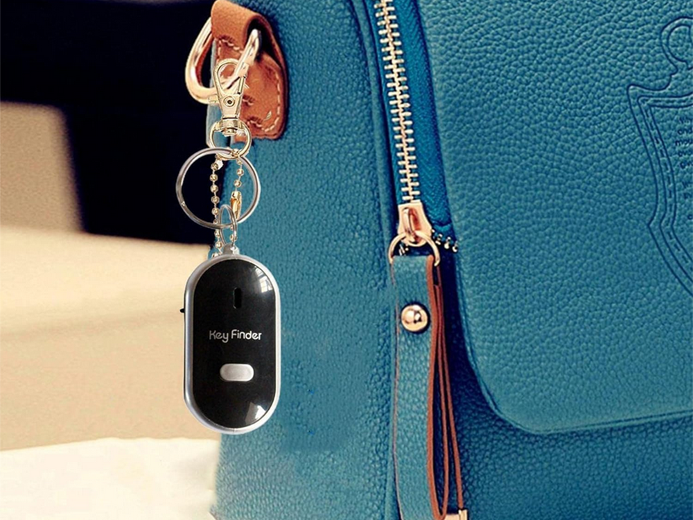 Pīkstiena Atslēgu Piekariņš Reaģē uz Svilpi ar LED Apgaismojumu, Melns | Chip Keychain Reacts to Whistle with LED...